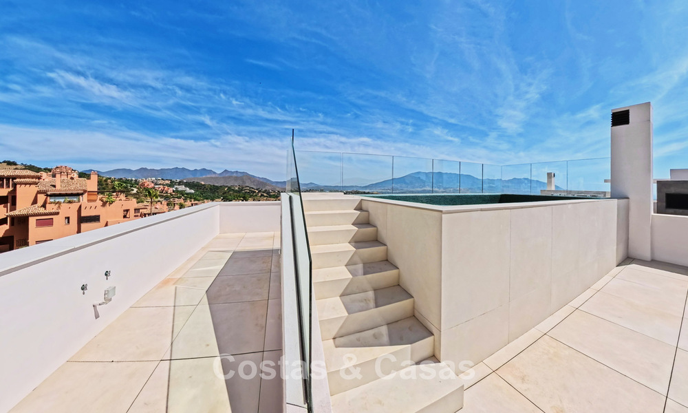 Contemporary new-build apartments with panoramic sea views for sale close to Elviria, East Marbella 802037