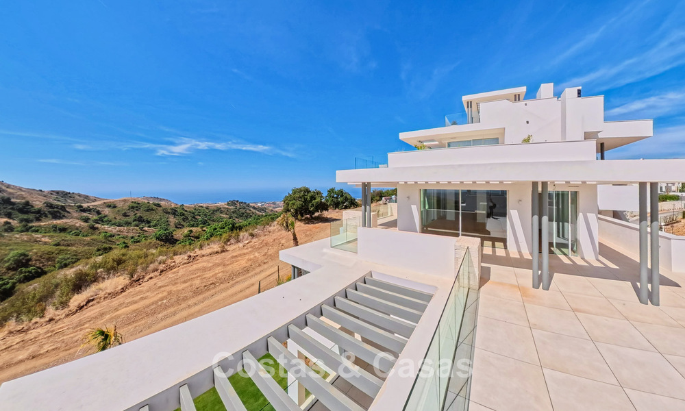 Contemporary new-build apartments with panoramic sea views for sale close to Elviria, East Marbella 802038
