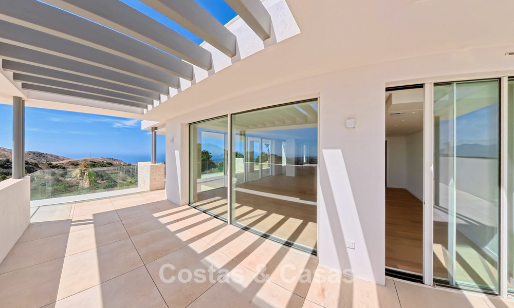 Contemporary new-build apartments with panoramic sea views for sale close to Elviria, East Marbella 802039