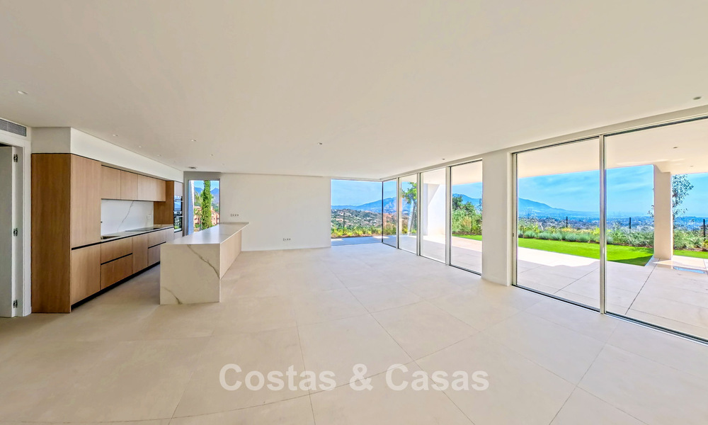 Contemporary new-build apartments with panoramic sea views for sale close to Elviria, East Marbella 802044