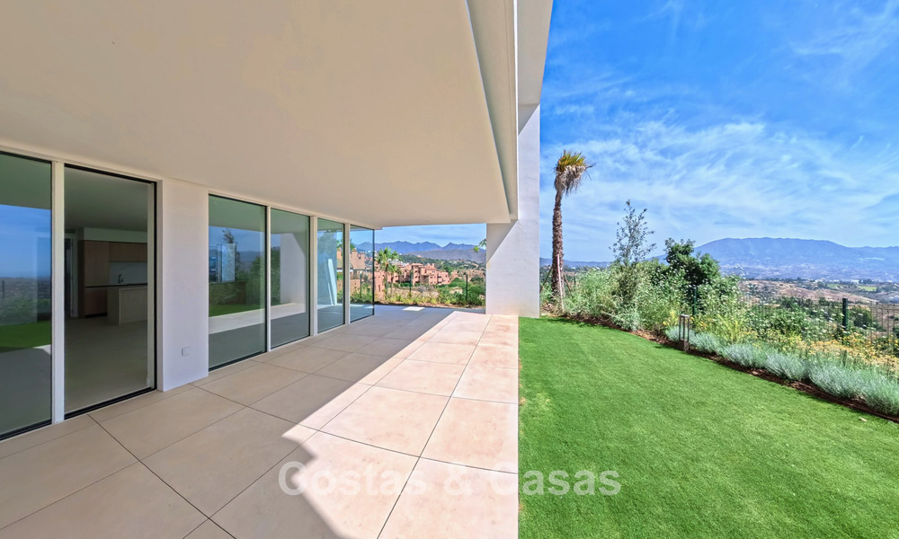 Contemporary new-build apartments with panoramic sea views for sale close to Elviria, East Marbella 802045
