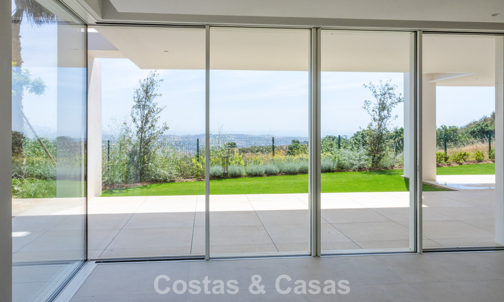 Contemporary new-build apartments with panoramic sea views for sale close to Elviria, East Marbella 802054