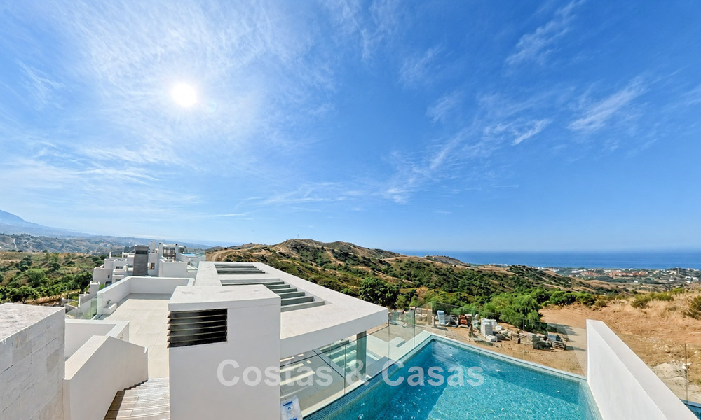 Contemporary new-build apartments with panoramic sea views for sale close to Elviria, East Marbella 802058