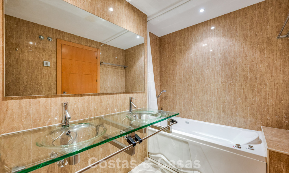Top-floor apartment for sale on the New Golden Mile between Marbella and Estepona town centre 802069