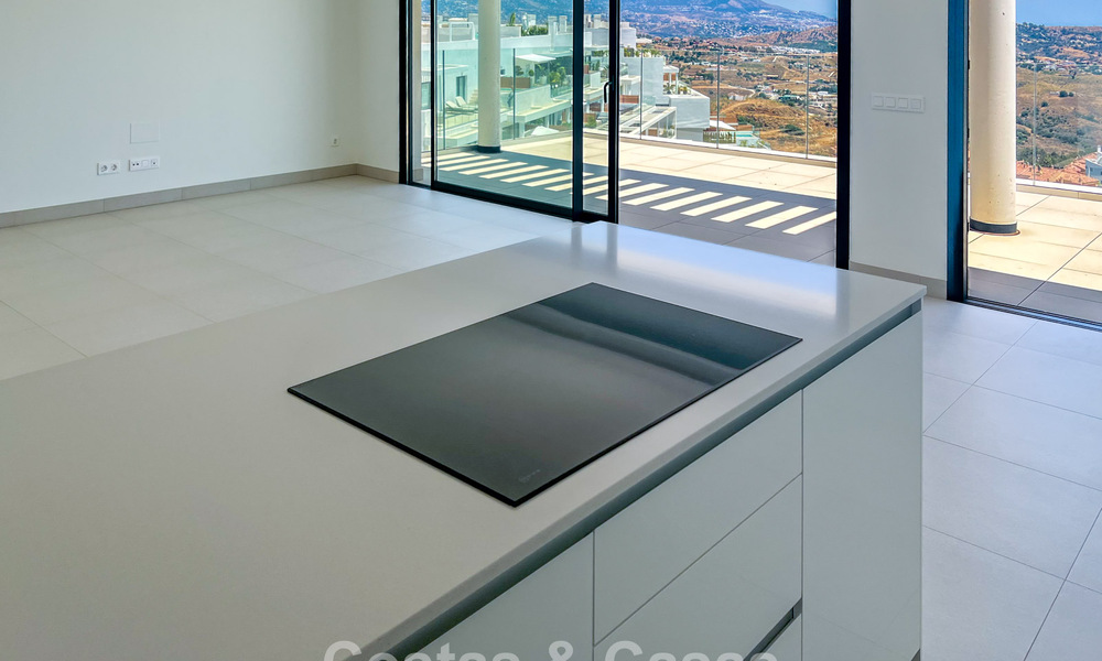 Modern corner apartment in exclusive boutique resort with panoramic sea views close to La Cala de Mijas, Costa del Sol 802126