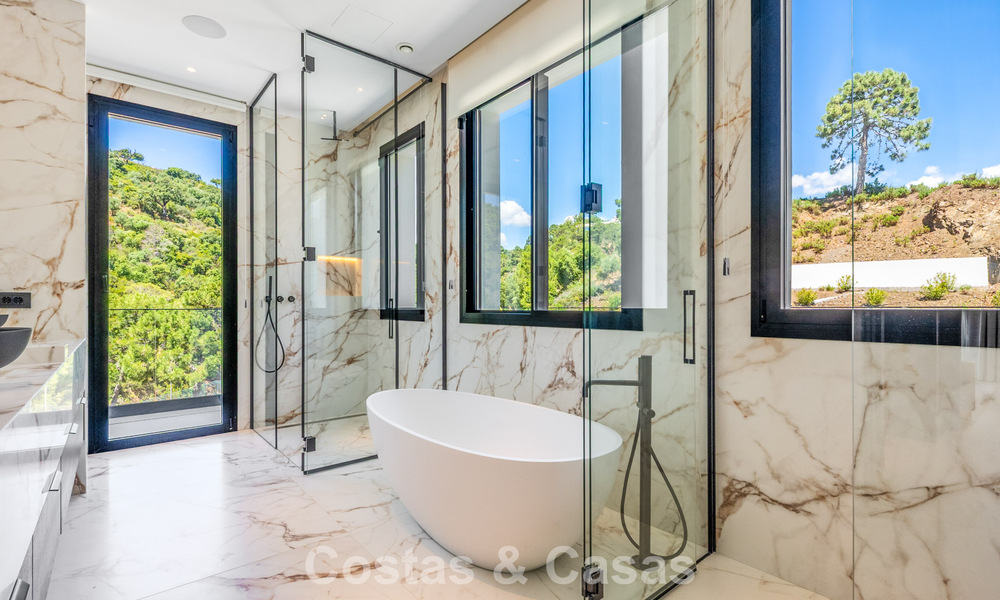Move-in ready contemporary luxury villa for sale in a gated community in Marbella - Benahavís 802416