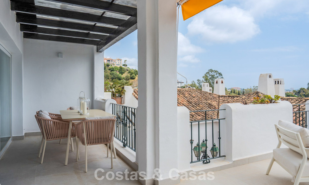Stylish renovated apartment with sea views for sale in the hills of Marbella - Benahavís 802450