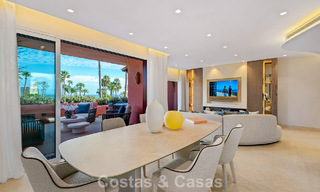 Modernised luxury beachfront apartment for sale in a prestigious beachfront development between Marbella and Estepona 802486 