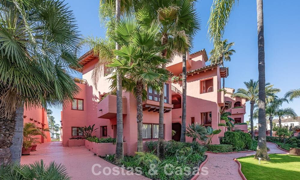 Modernised luxury beachfront apartment for sale in a prestigious beachfront development between Marbella and Estepona 802489