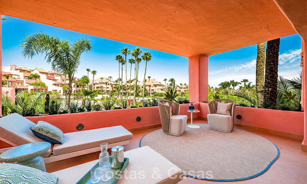 Modernised luxury beachfront apartment for sale in a prestigious beachfront development between Marbella and Estepona 802507