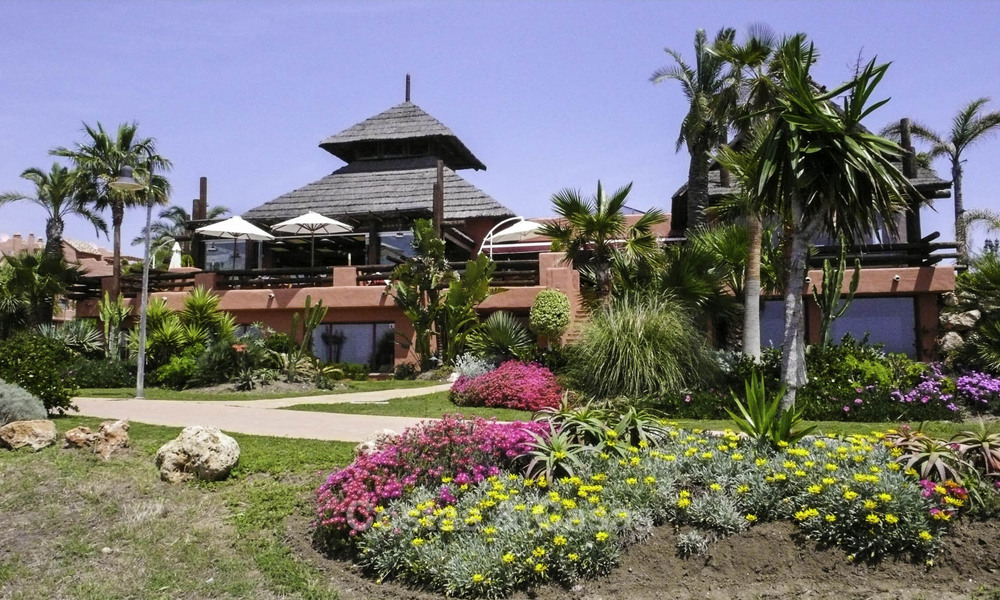 Modernised luxury beachfront apartment for sale in a prestigious beachfront development between Marbella and Estepona 802640