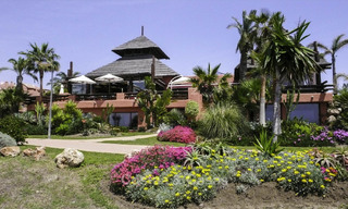 Modernised luxury beachfront apartment for sale in a prestigious beachfront development between Marbella and Estepona 802640 