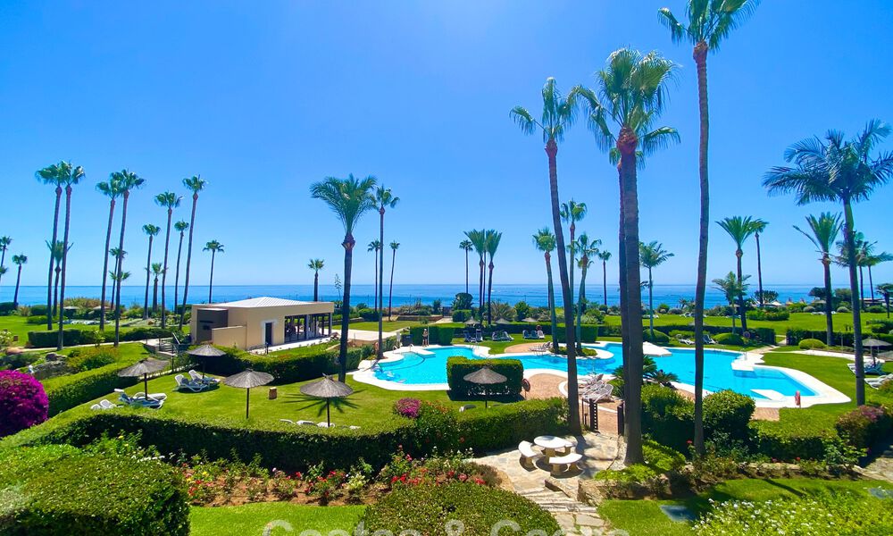 Modernised beachfront apartment with uninterrupted panoramic sea views for sale on the New Golden Mile, Marbella - Estepona 802513