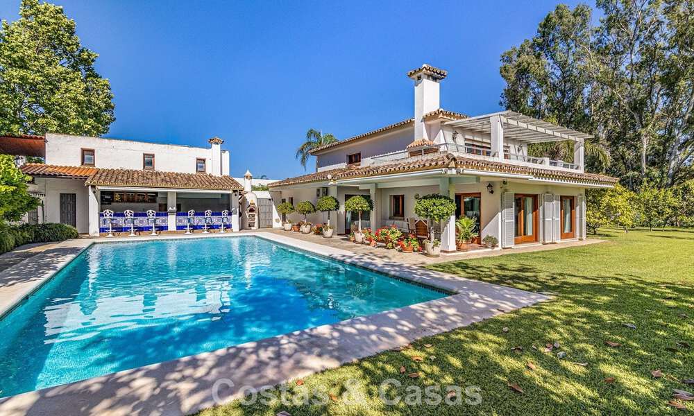 Beachside villa just a stone’s throw from the beach for sale on the sought-after New Golden Mile between Marbella and Estepona 802562