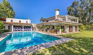 Beachside villa just a stone’s throw from the beach for sale on the sought-after New Golden Mile between Marbella and Estepona 802562 