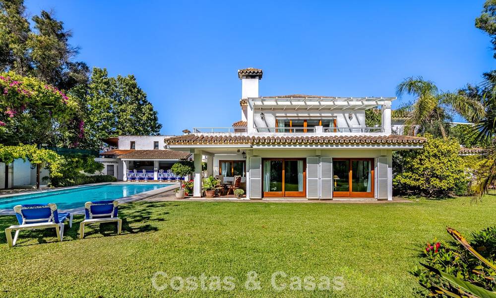 Beachside villa just a stone’s throw from the beach for sale on the sought-after New Golden Mile between Marbella and Estepona 802563