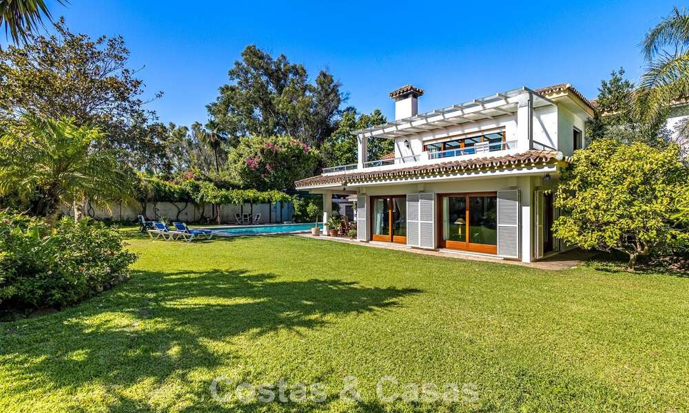 Beachside villa just a stone’s throw from the beach for sale on the sought-after New Golden Mile between Marbella and Estepona 802564