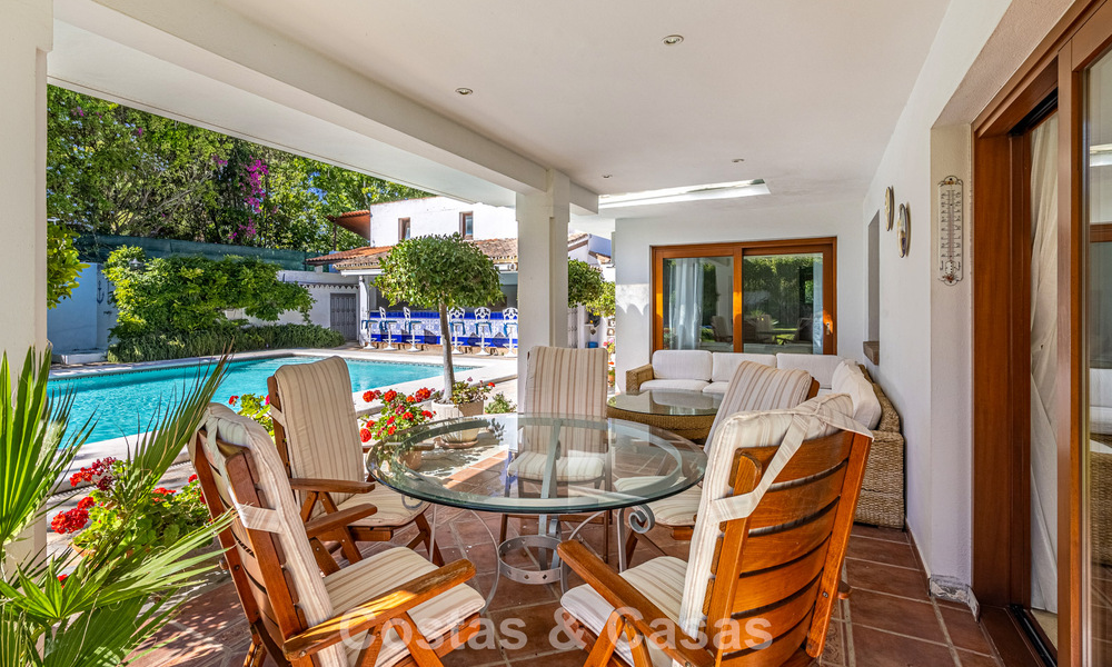 Beachside villa just a stone’s throw from the beach for sale on the sought-after New Golden Mile between Marbella and Estepona 802565