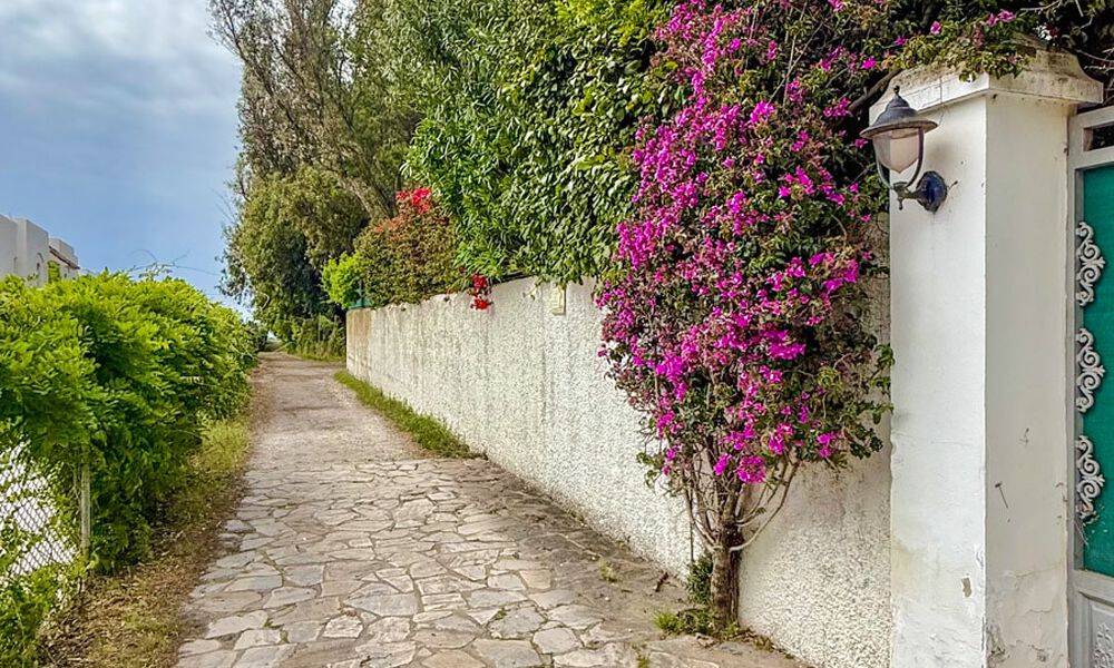 Beachside villa just a stone’s throw from the beach for sale on the sought-after New Golden Mile between Marbella and Estepona 802566