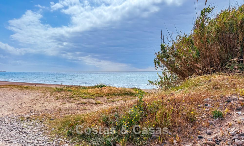 Beachside villa just a stone’s throw from the beach for sale on the sought-after New Golden Mile between Marbella and Estepona 802568