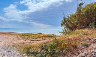 Beachside villa just a stone’s throw from the beach for sale on the sought-after New Golden Mile between Marbella and Estepona 802568 