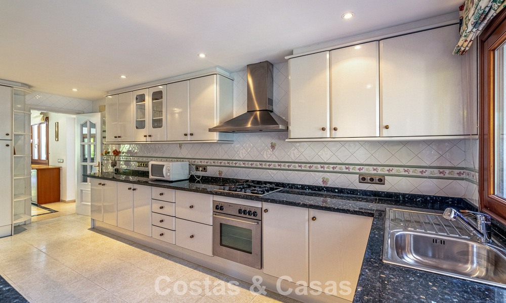 Beachside villa just a stone’s throw from the beach for sale on the sought-after New Golden Mile between Marbella and Estepona 802571