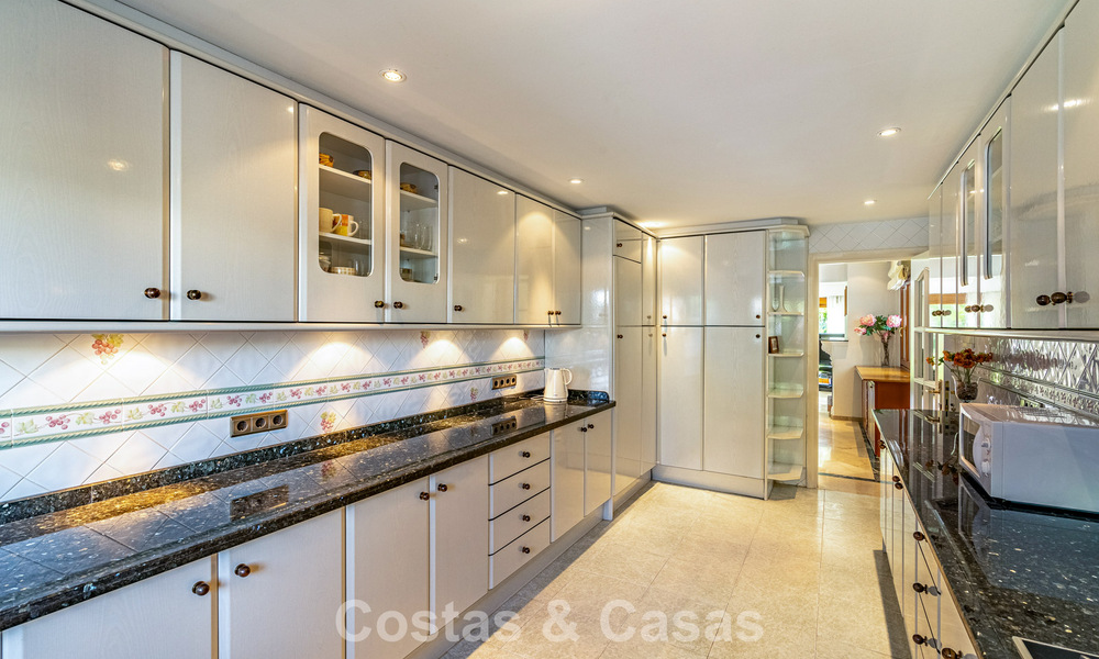 Beachside villa just a stone’s throw from the beach for sale on the sought-after New Golden Mile between Marbella and Estepona 802572