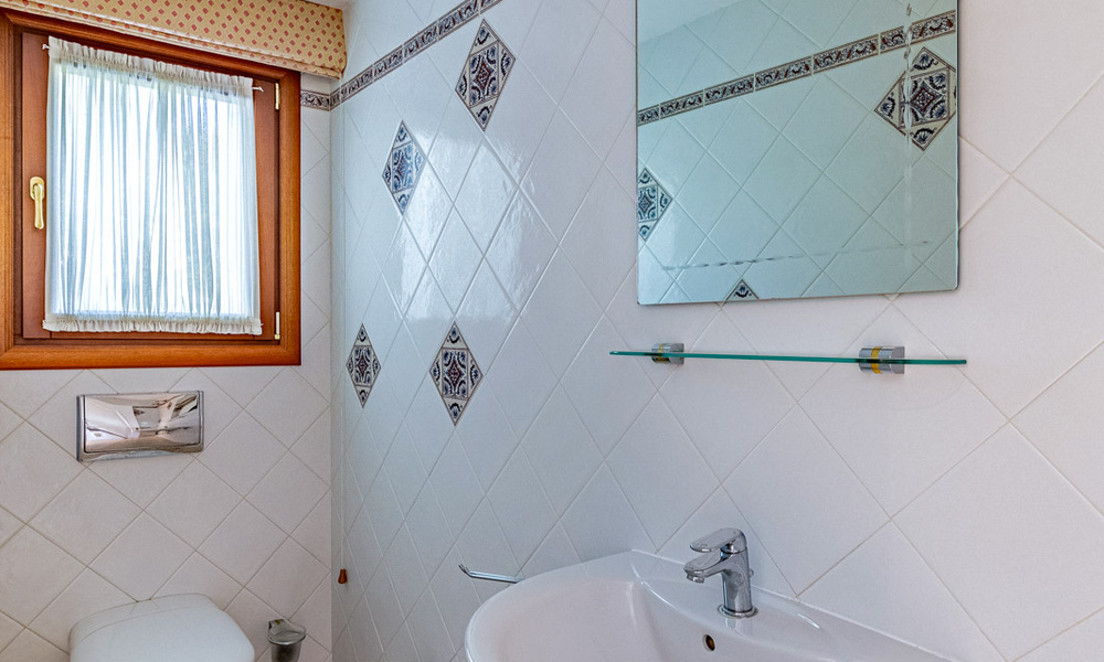 Beachside villa just a stone’s throw from the beach for sale on the sought-after New Golden Mile between Marbella and Estepona 802573