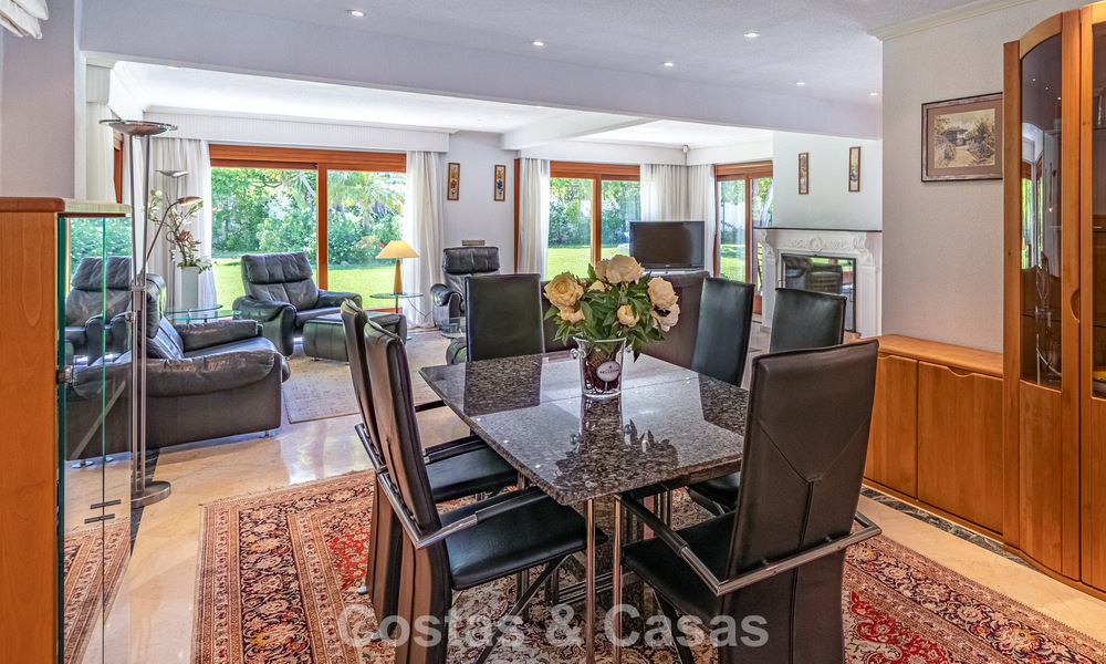 Beachside villa just a stone’s throw from the beach for sale on the sought-after New Golden Mile between Marbella and Estepona 802574