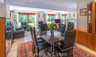 Beachside villa just a stone’s throw from the beach for sale on the sought-after New Golden Mile between Marbella and Estepona 802574 