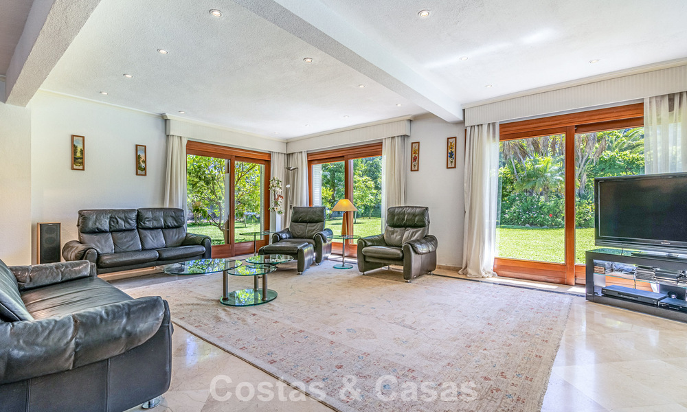 Beachside villa just a stone’s throw from the beach for sale on the sought-after New Golden Mile between Marbella and Estepona 802575