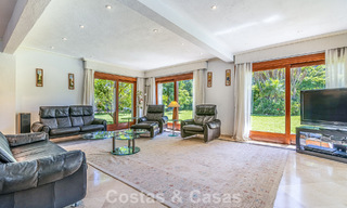 Beachside villa just a stone’s throw from the beach for sale on the sought-after New Golden Mile between Marbella and Estepona 802575 