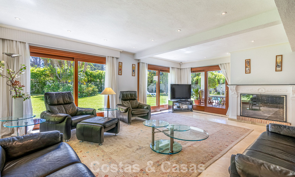 Beachside villa just a stone’s throw from the beach for sale on the sought-after New Golden Mile between Marbella and Estepona 802576