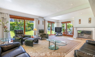 Beachside villa just a stone’s throw from the beach for sale on the sought-after New Golden Mile between Marbella and Estepona 802576 