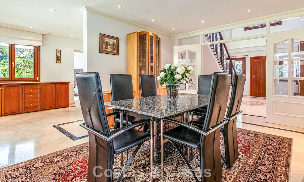 Beachside villa just a stone’s throw from the beach for sale on the sought-after New Golden Mile between Marbella and Estepona 802577