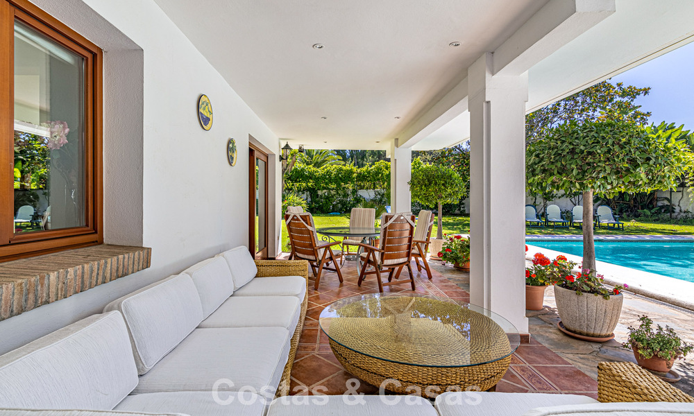 Beachside villa just a stone’s throw from the beach for sale on the sought-after New Golden Mile between Marbella and Estepona 802580