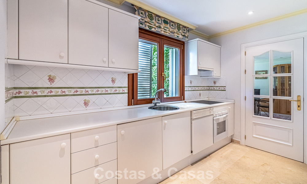 Beachside villa just a stone’s throw from the beach for sale on the sought-after New Golden Mile between Marbella and Estepona 802581