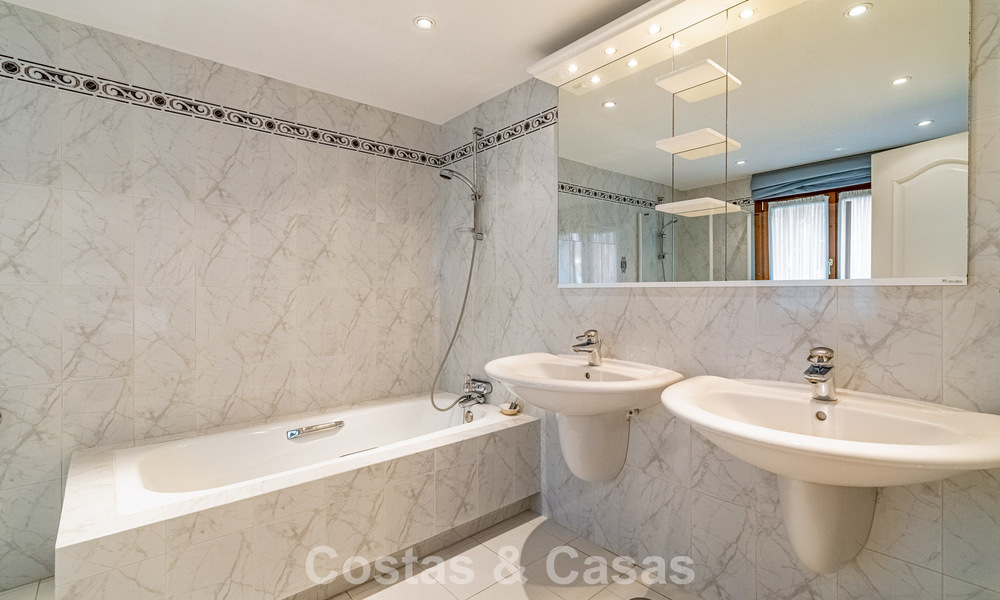 Beachside villa just a stone’s throw from the beach for sale on the sought-after New Golden Mile between Marbella and Estepona 802583
