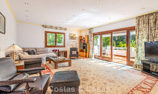 Beachside villa just a stone’s throw from the beach for sale on the sought-after New Golden Mile between Marbella and Estepona 802586 