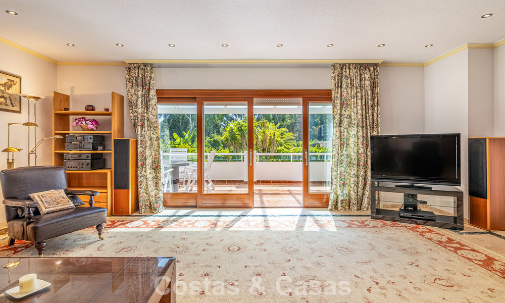 Beachside villa just a stone’s throw from the beach for sale on the sought-after New Golden Mile between Marbella and Estepona 802587