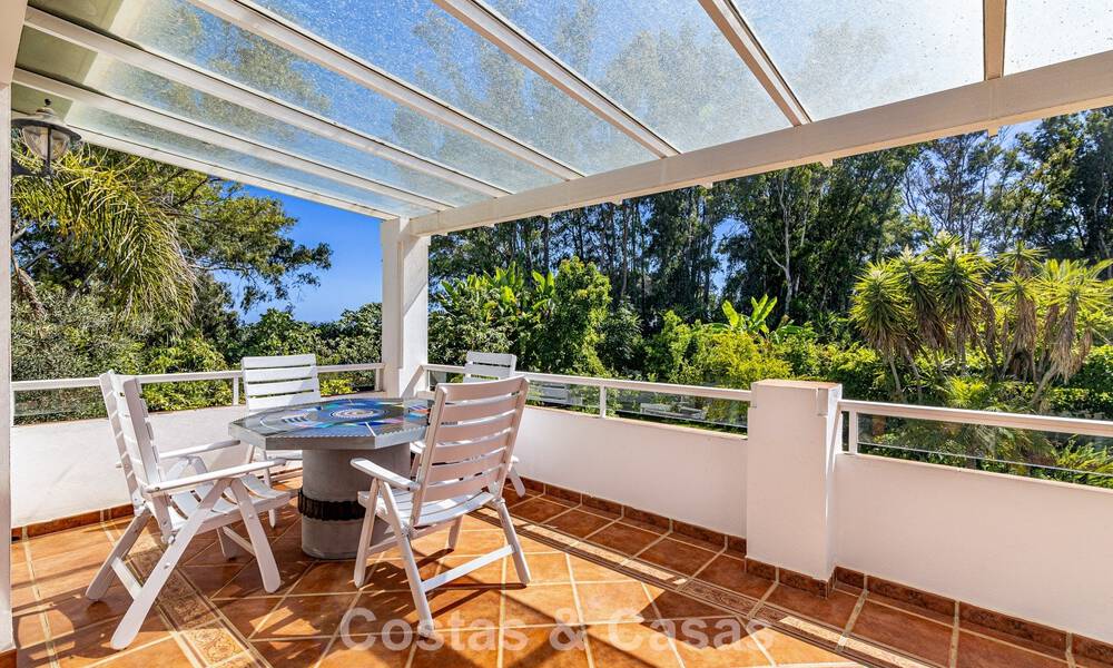 Beachside villa just a stone’s throw from the beach for sale on the sought-after New Golden Mile between Marbella and Estepona 802589
