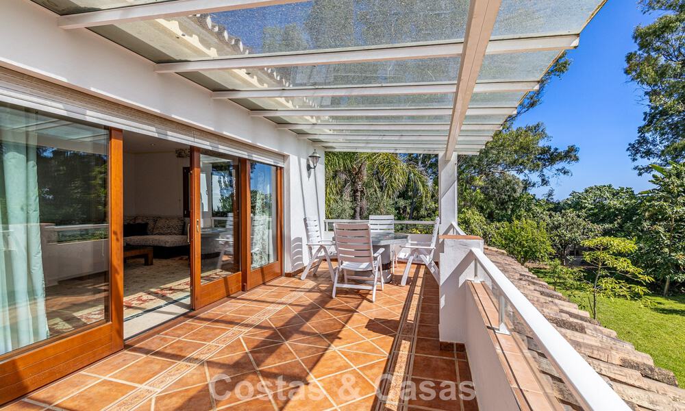 Beachside villa just a stone’s throw from the beach for sale on the sought-after New Golden Mile between Marbella and Estepona 802590