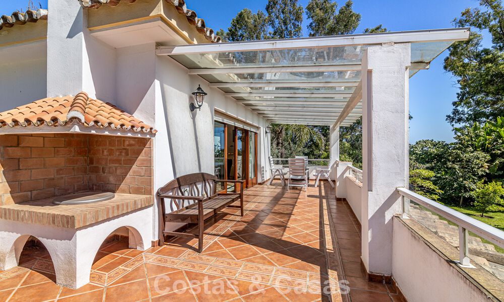 Beachside villa just a stone’s throw from the beach for sale on the sought-after New Golden Mile between Marbella and Estepona 802591