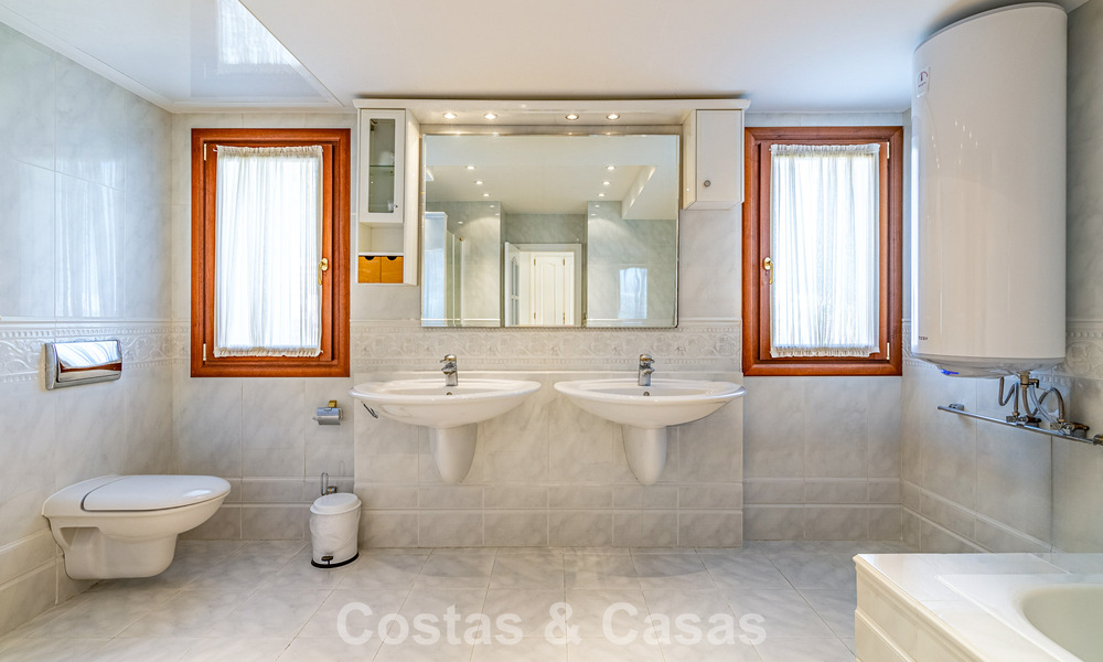 Beachside villa just a stone’s throw from the beach for sale on the sought-after New Golden Mile between Marbella and Estepona 802593
