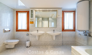 Beachside villa just a stone’s throw from the beach for sale on the sought-after New Golden Mile between Marbella and Estepona 802593 