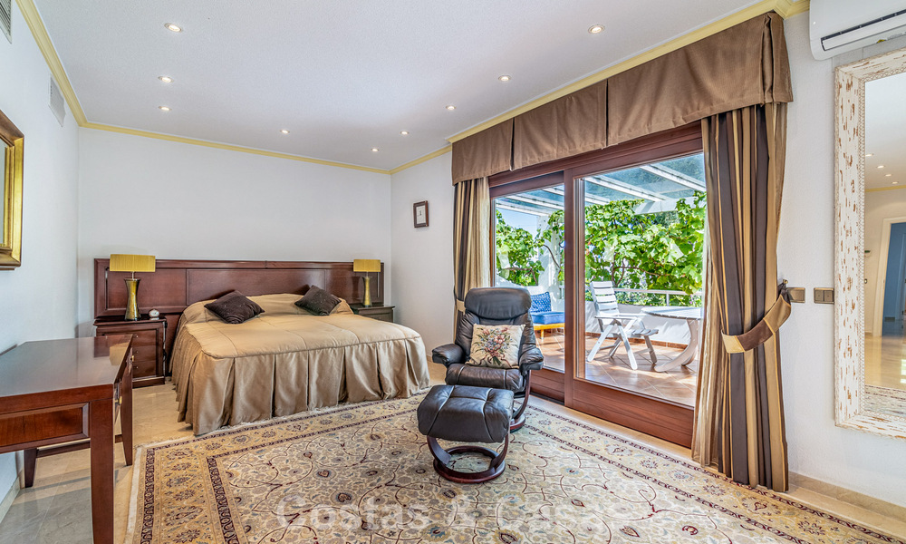 Beachside villa just a stone’s throw from the beach for sale on the sought-after New Golden Mile between Marbella and Estepona 802594