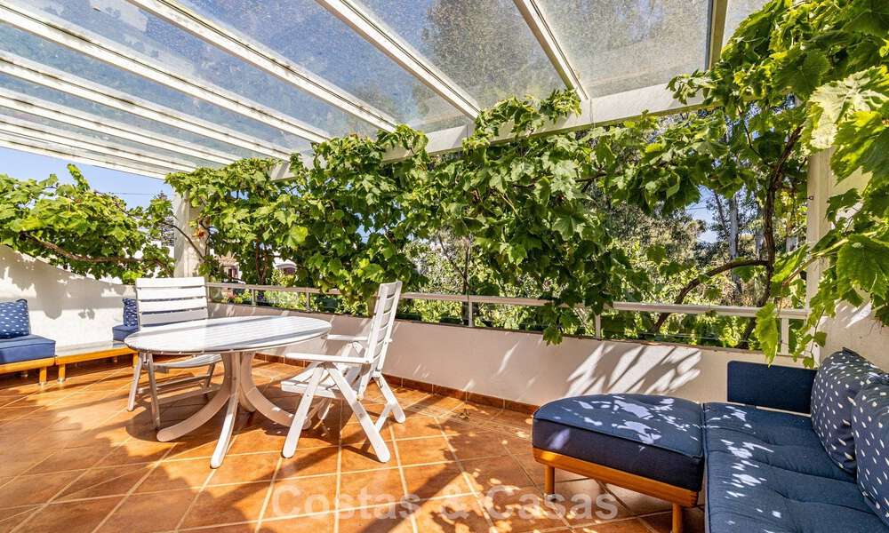 Beachside villa just a stone’s throw from the beach for sale on the sought-after New Golden Mile between Marbella and Estepona 802595