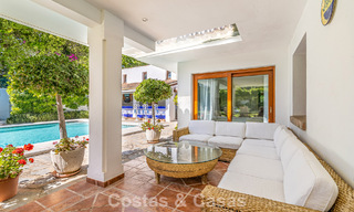 Beachside villa just a stone’s throw from the beach for sale on the sought-after New Golden Mile between Marbella and Estepona 802596 