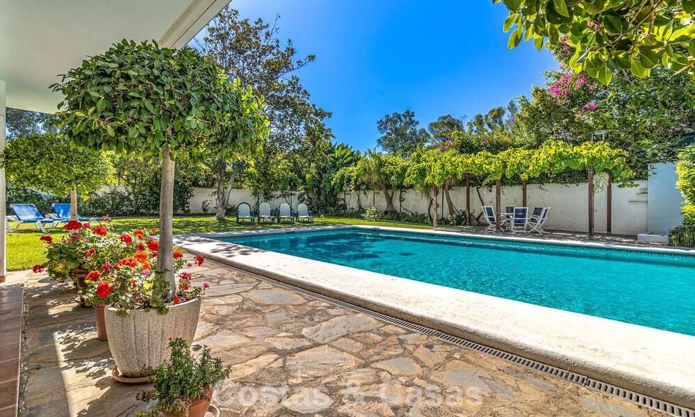 Beachside villa just a stone’s throw from the beach for sale on the sought-after New Golden Mile between Marbella and Estepona 802597