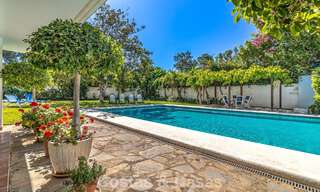 Beachside villa just a stone’s throw from the beach for sale on the sought-after New Golden Mile between Marbella and Estepona 802597 